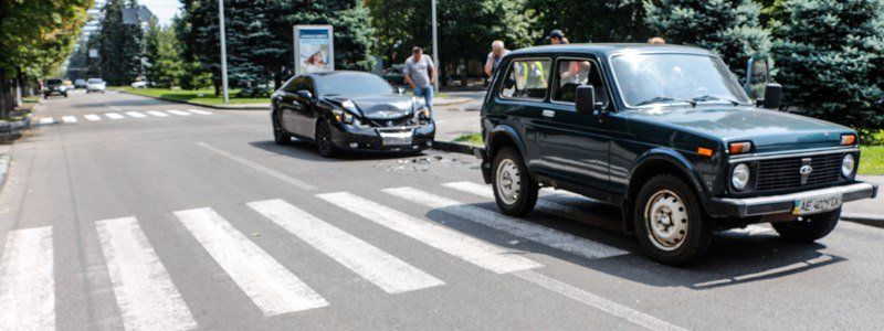 На Гагарина, пропуская пешеходов, Нива получила в "зад" от Lexus