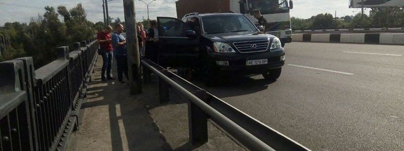 Правила не писаны: водитель Lexus открыл стрельбу по машине с беременной женщиной и ребенком