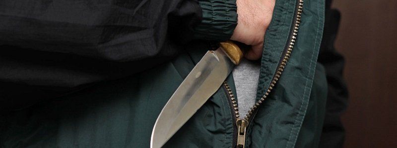 Дерзкое нападение: на Янтарной полуголый мужчина избил и порезал женщину ножом