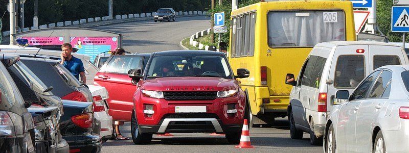 ДТП возле Мост-Сити: женщина на Range Rover задела парковщика