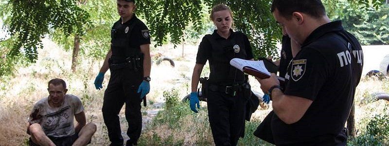 В Днепре грабитель пытался съесть наркотики во время ареста: видео момента задержания