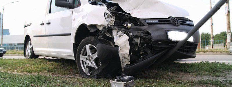 ДТП на Донецком шоссе: одна из машин зависла над дорогой