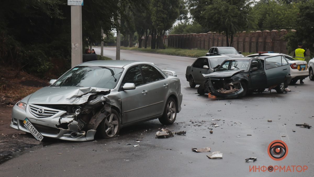 В Днепре на Криворожской возле АЗС «Юкон» столкнулись Suzuki, Daewoo и Mazda: пострадал мужчина