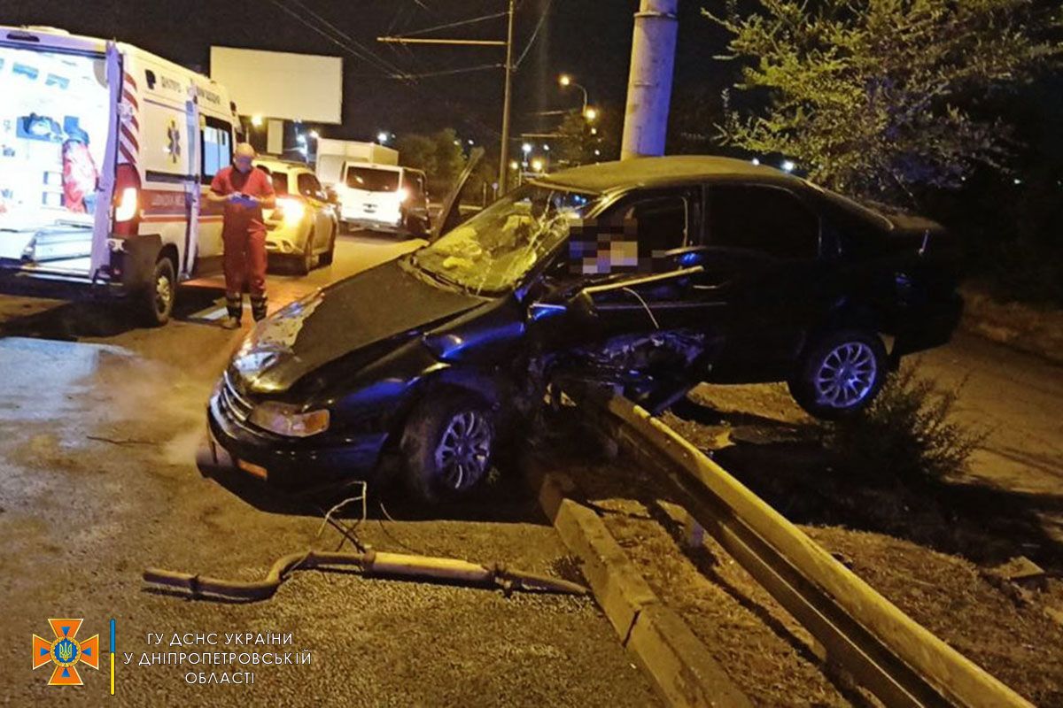 В Днепре на Набережной Заводской Honda врезалась в отбойник и "зависла" на нем: водителя доставали спасатели