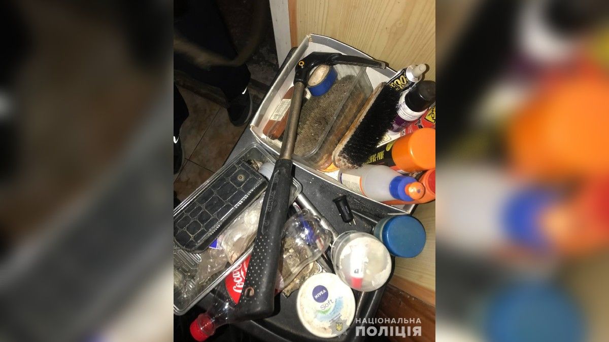 В Каменском мужчина пытался убить мать и соседку ледорубом