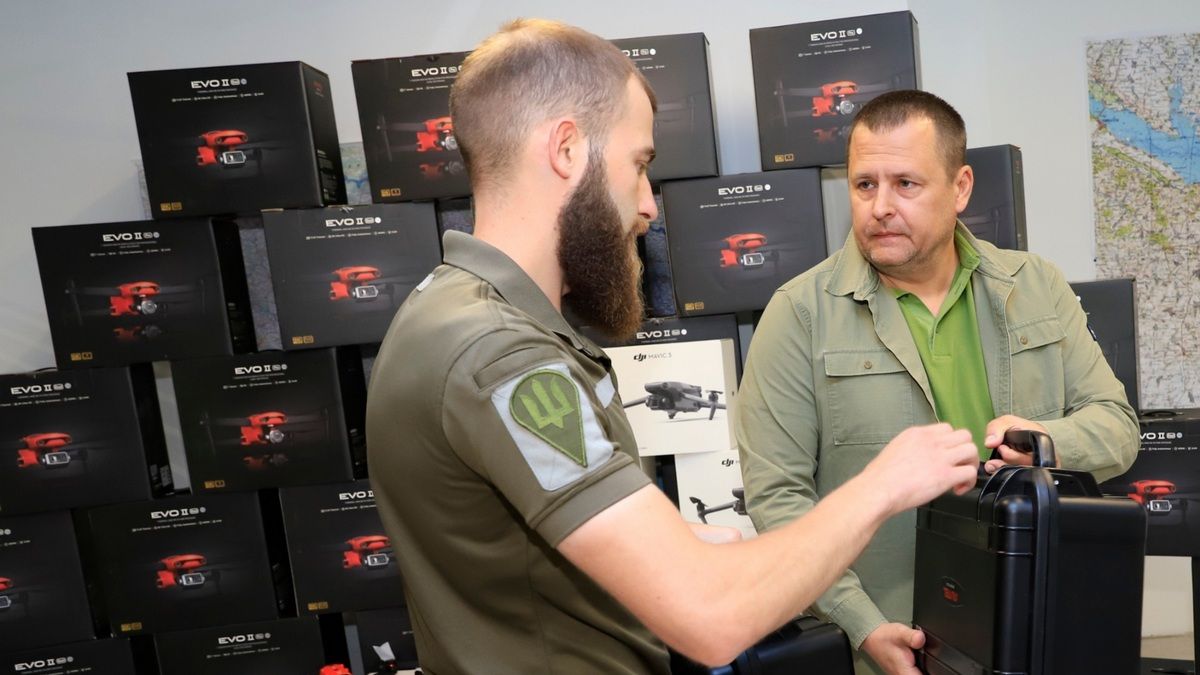 Днепр передает военным 70 разведывательных дронов, купленных фондом TAPS и Штабом обороны Днепра