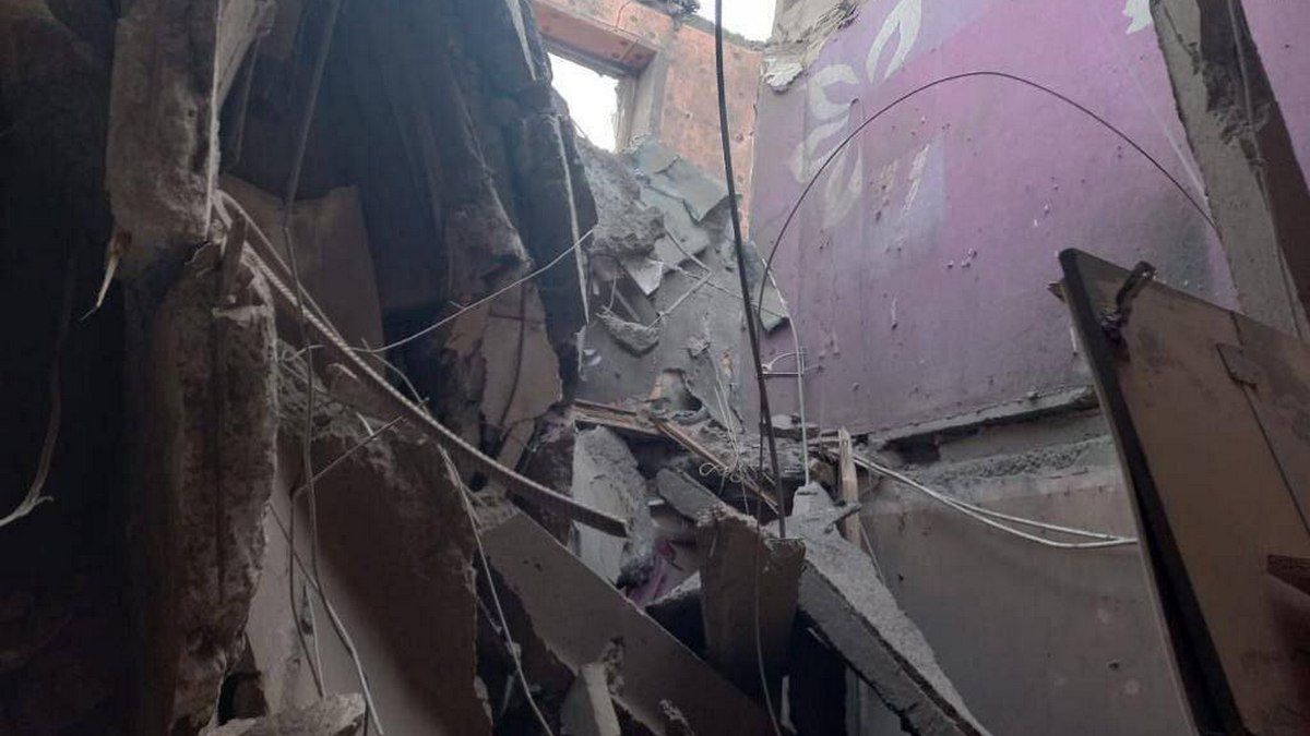 Оккупанты обстреляли жилые кварталы Никополя: из-под завалов достали тела двух человек