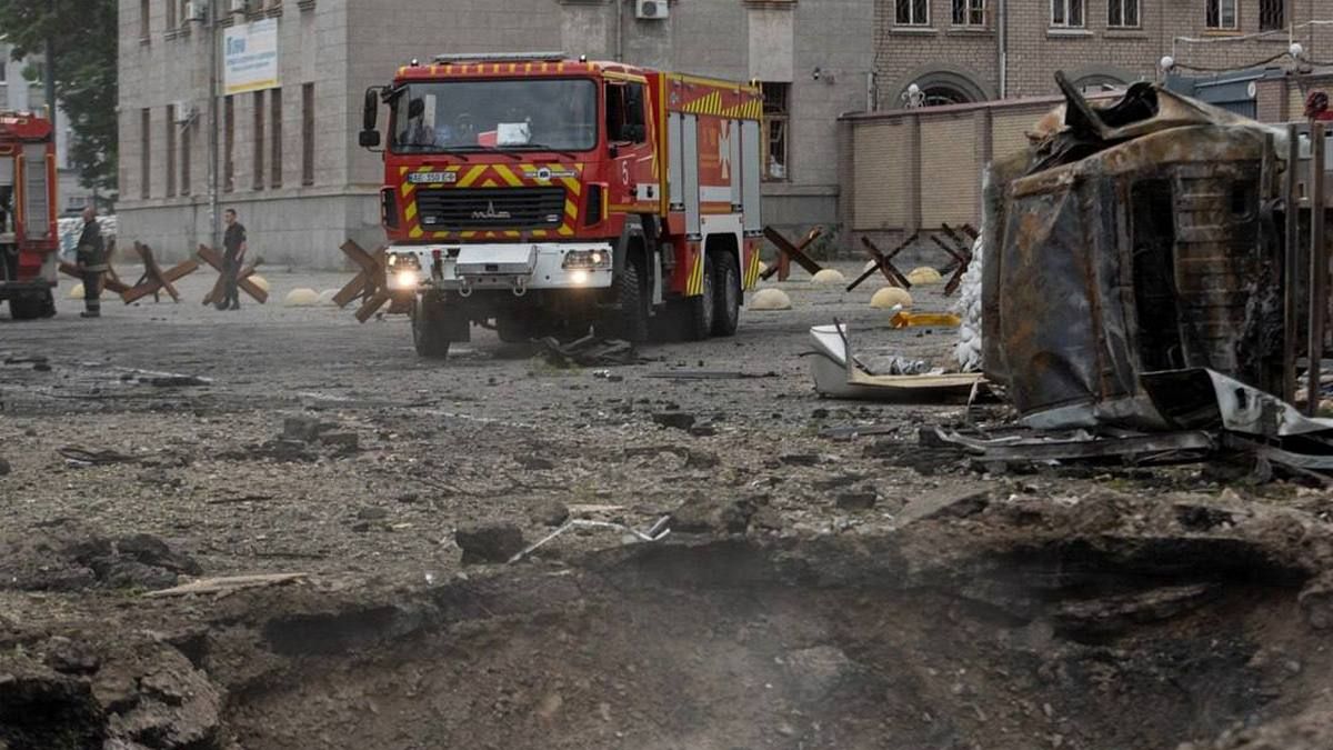 Ракетна атака по Дніпру: пожежу гасили 90 вогнеборців майже дві доби