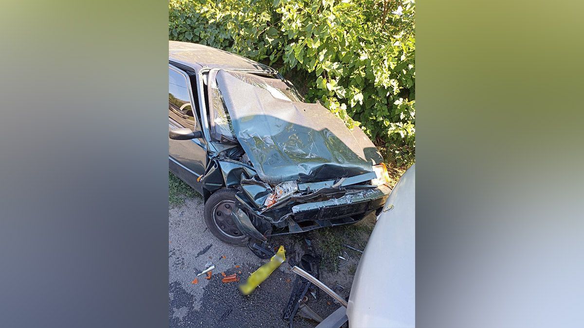 У Дніпрі на Широкій неповнолітній водій ЗАЗ виїхав на зустрічну смугу та врізався у мікроавтобус: хлопець постраждав