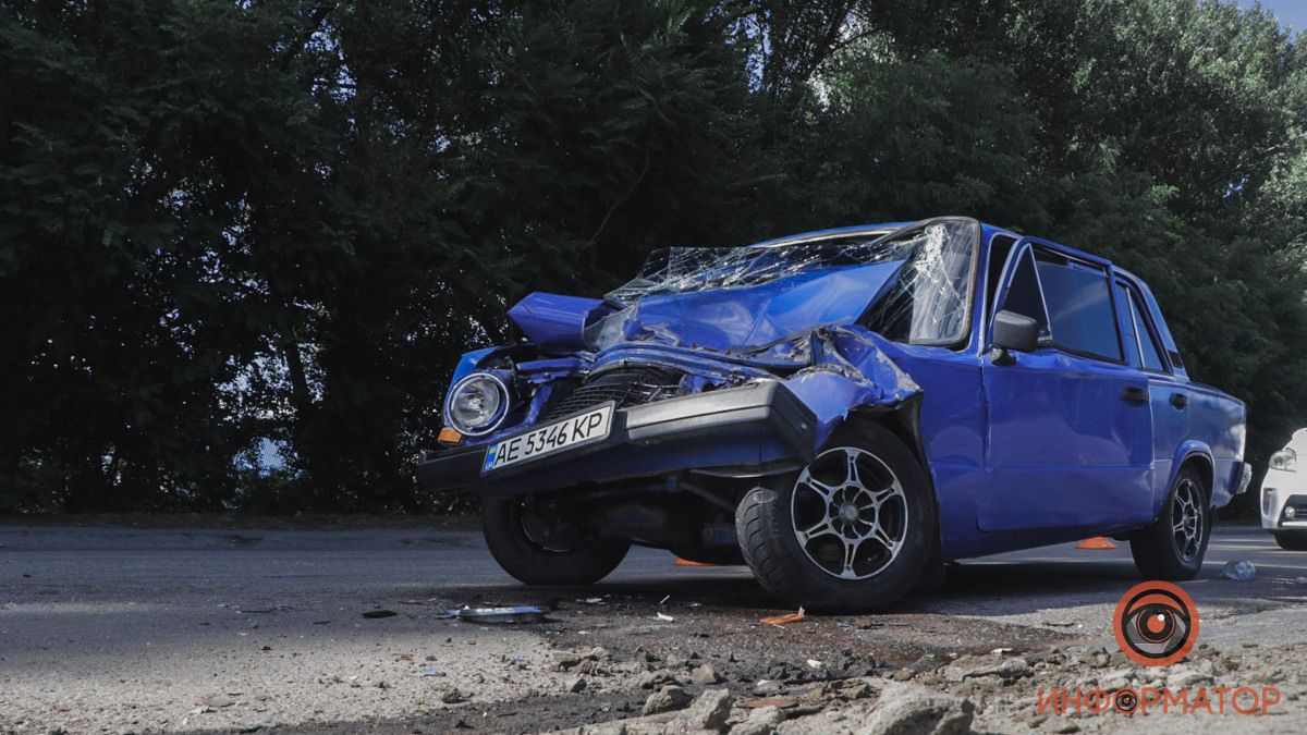 У Дніпрі на Кротова ВАЗ врізався у вантажівку: постраждали двоє людей