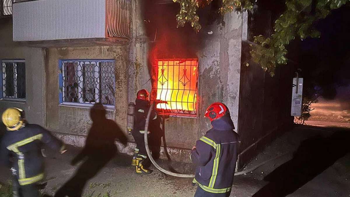 В Каменском пылала квартира в 5-этажке: пострадали 2 человека