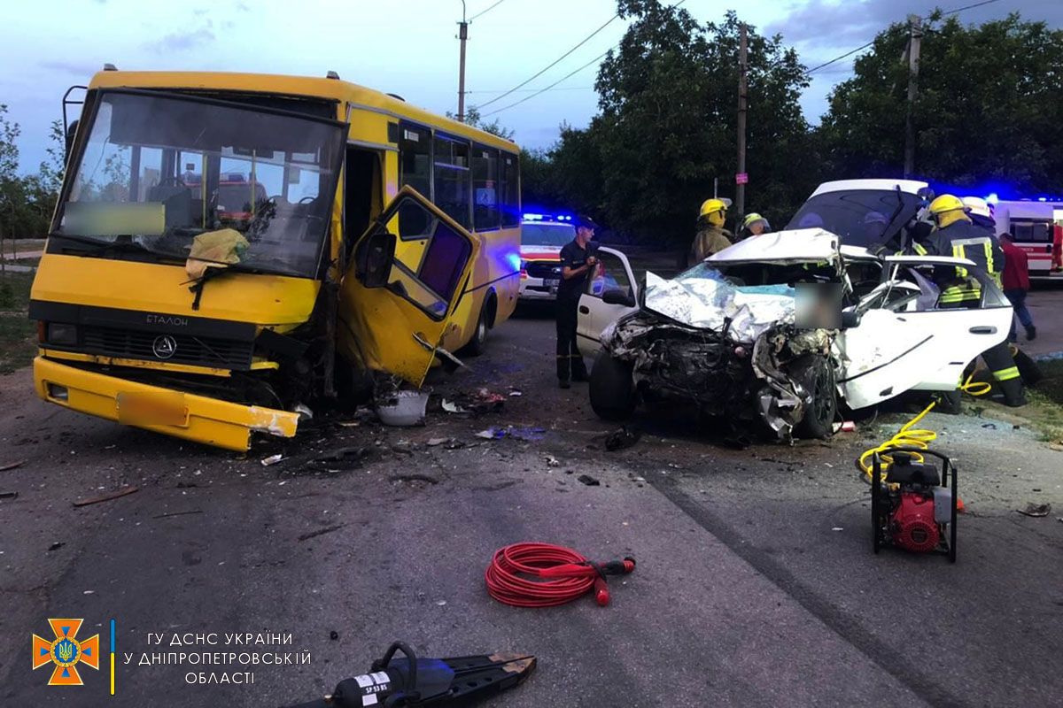 В Днепропетровской области Toyota врезалась в автобус: погиб один человек и еще четверо пострадали
