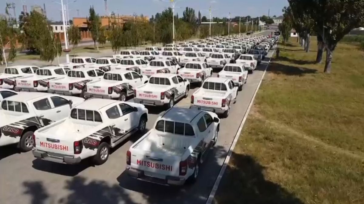 Співвласники "АТБ" придбали для ЗСУ 100 нових пікапів Mitsubishi