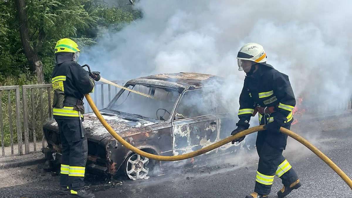 У Дніпрі на Криворізькому шосе під час руху зайнявся ВАЗ