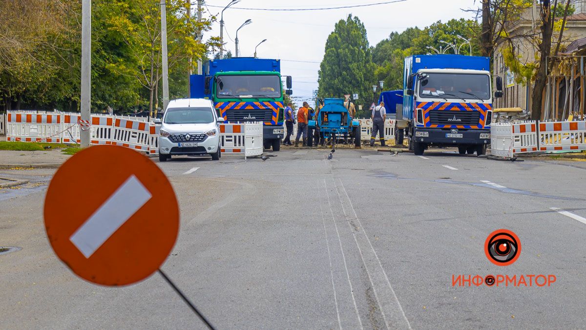 Пока что без воды: в Днепре ремонтируют водопровод на Криворожской, поврежденный российскими ракетами
