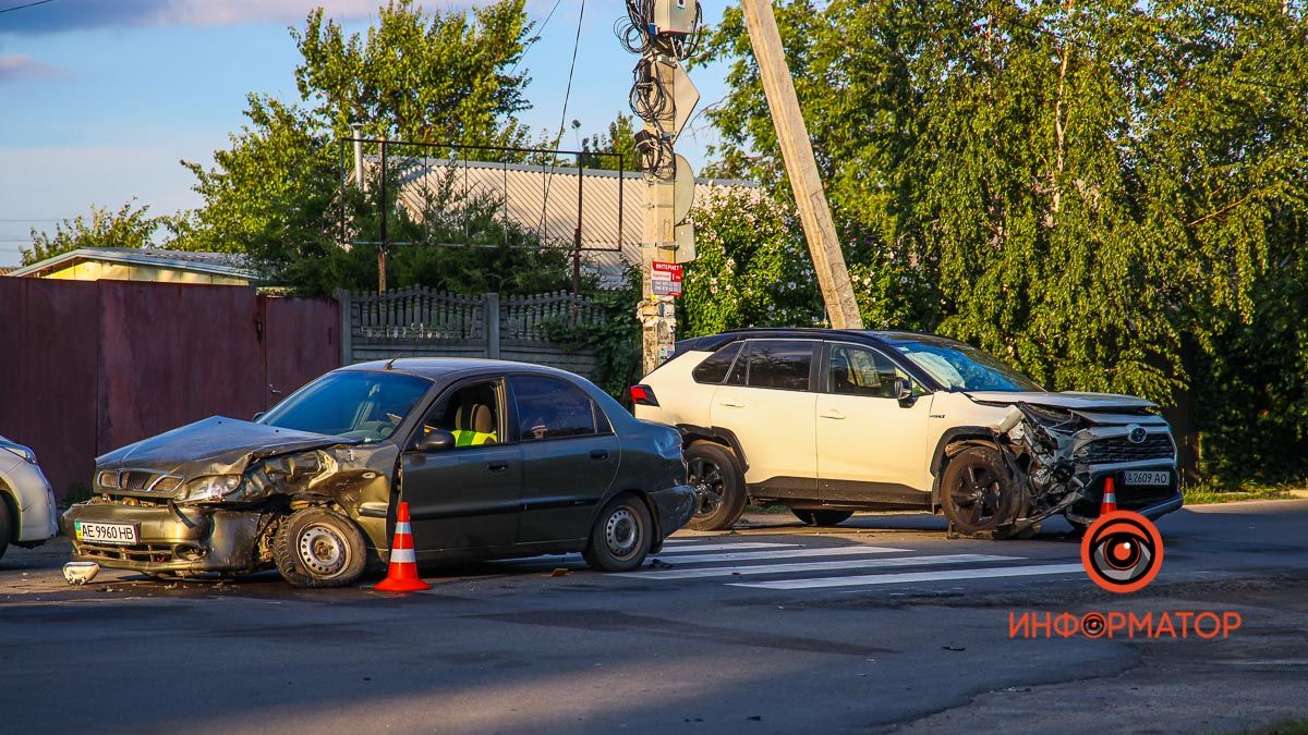 В Днепре на Петрозаводской столкнулись Daewoo и Toyota: пострадал пожилой мужчина