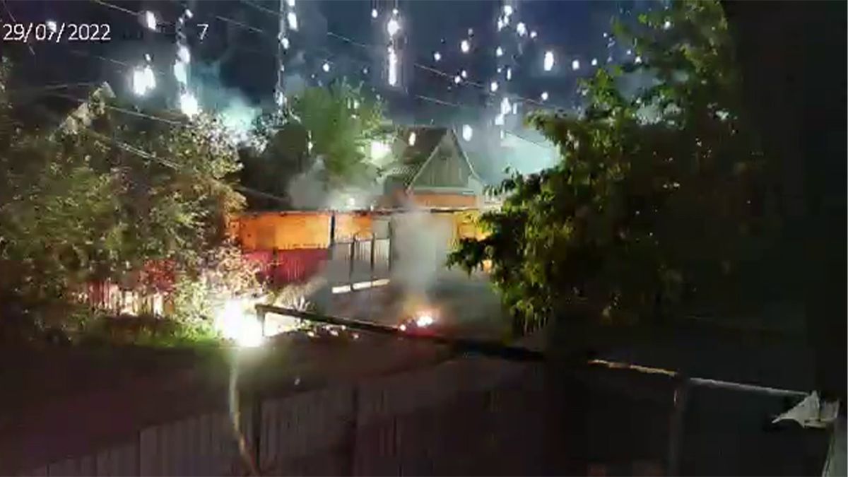 Ворог обстріляв Нікополь запалювальними боєприпасами: відео моменту прильотів