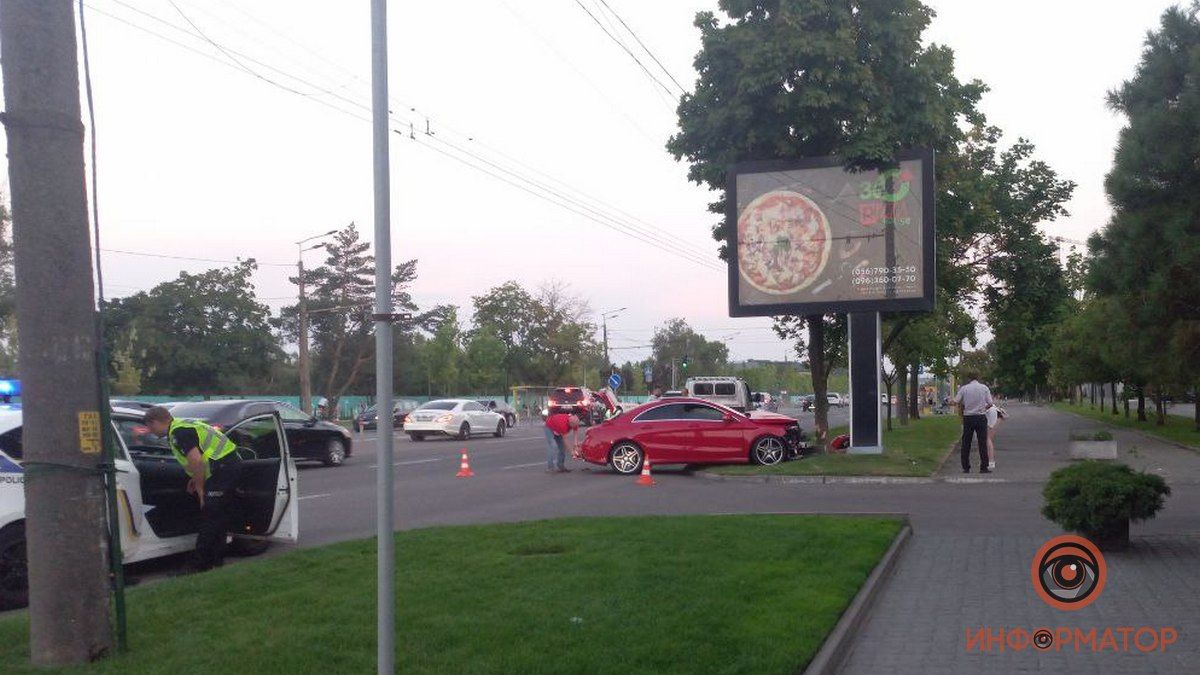 У Дніпрі на Набережній Перемоги Mercedes врізався у дерево