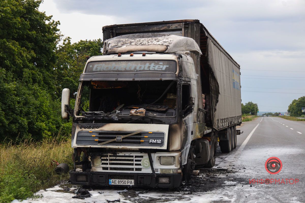 У Дніпрі на Запорізькому Шосе загорілась фура Volvo