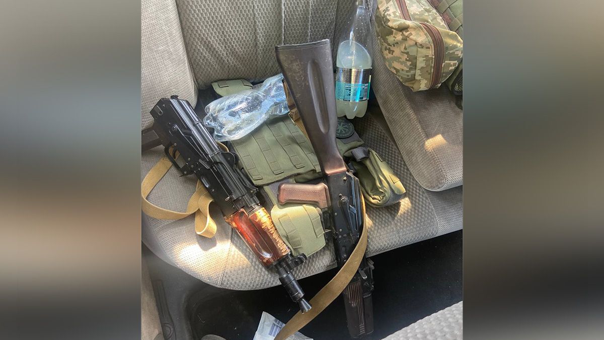 У Дніпрі чоловік перевозив на задньому сидінні 2 автомати, 3 гранати та 246 патронів