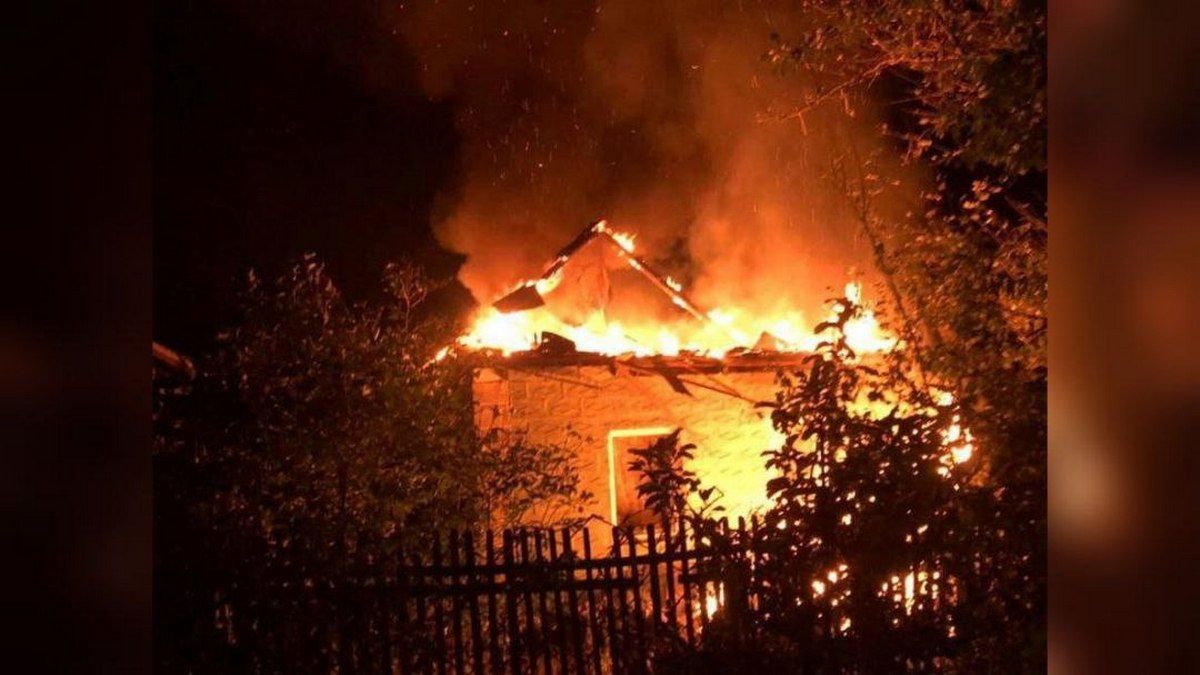 Війська рф випустили 60 снарядів з "Градів" по Нікополю: пошкоджені 50 будинків, 3000 людей залишились без світла