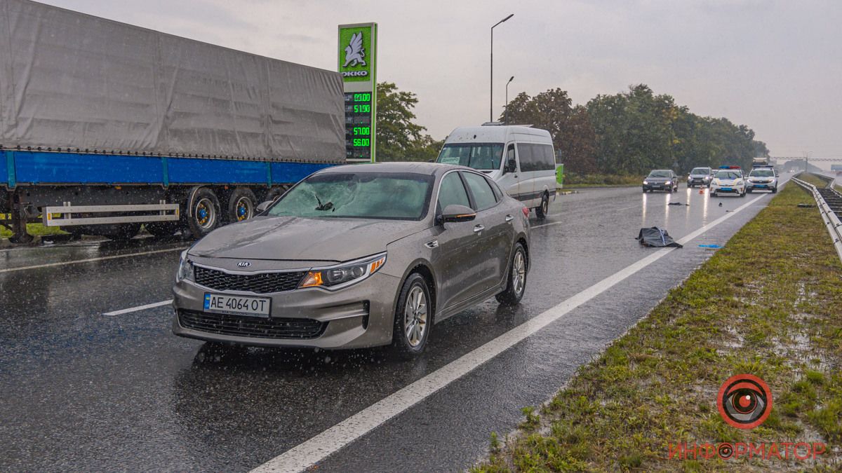 На виїзді із Дніпра біля АЗС «ОККО» KIA насмерть збив чоловіка