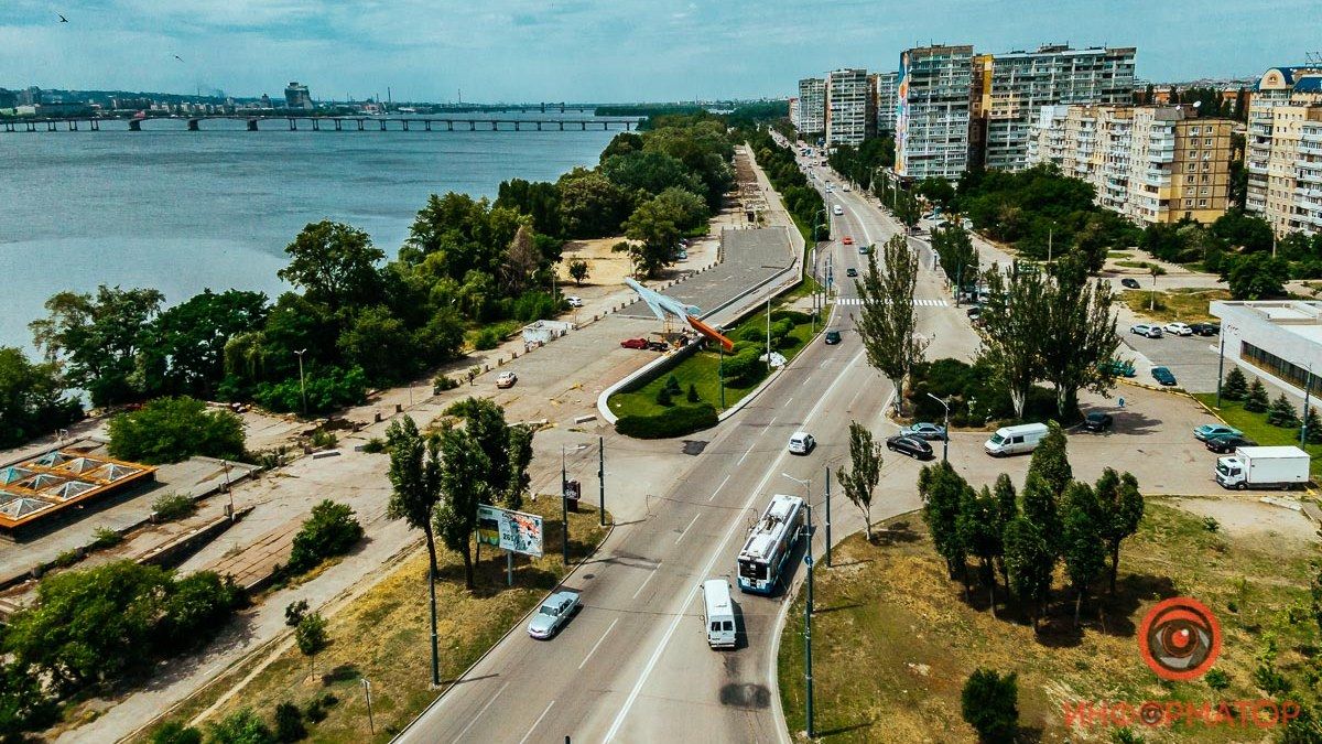 У Дніпрі на Маршала Малиновського з багатоповерхівки скинули кульку з водою на дитячу колиску