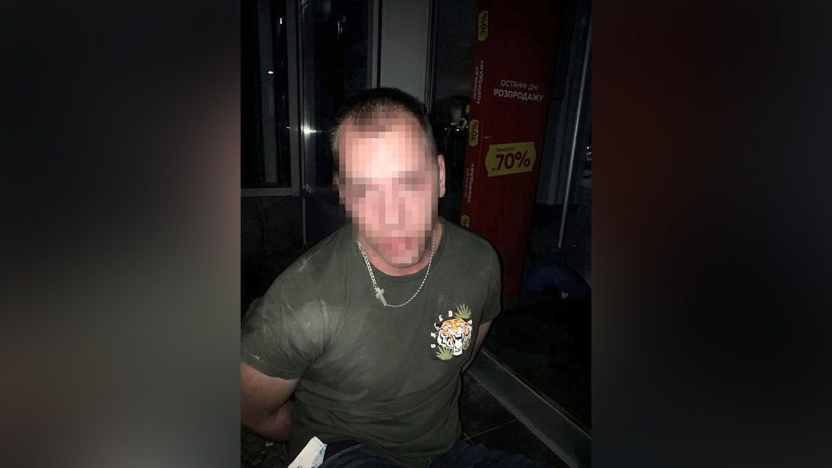 У Дніпрі чоловік проник у магазин, щоб покататись на самокаті