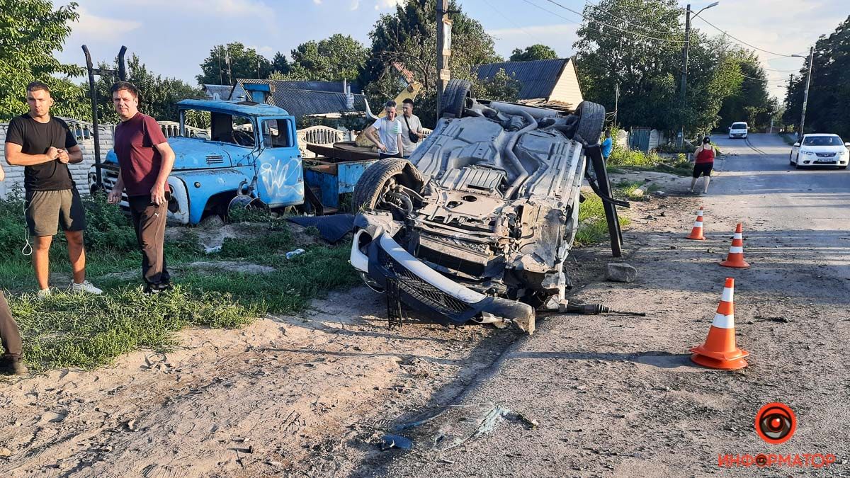 У Дніпрі на Вітчизняній BMW врізався у паркан, протаранив Skoda та перевернувся