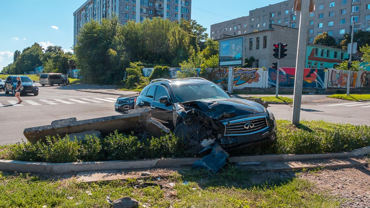 На Лазаряна Infiniti на швидкості врізався у бетонну огорожу: водій у лікарні