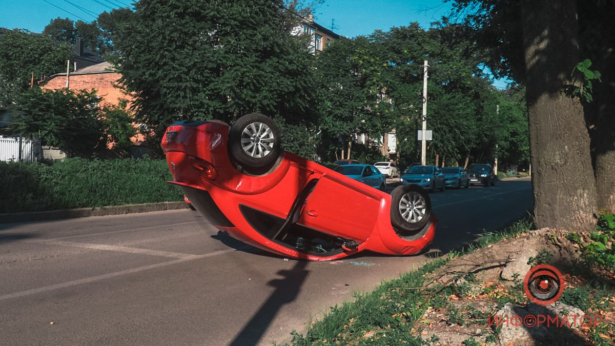 У Дніпрі на вулиці Антоновича перевернувся Volkswagen