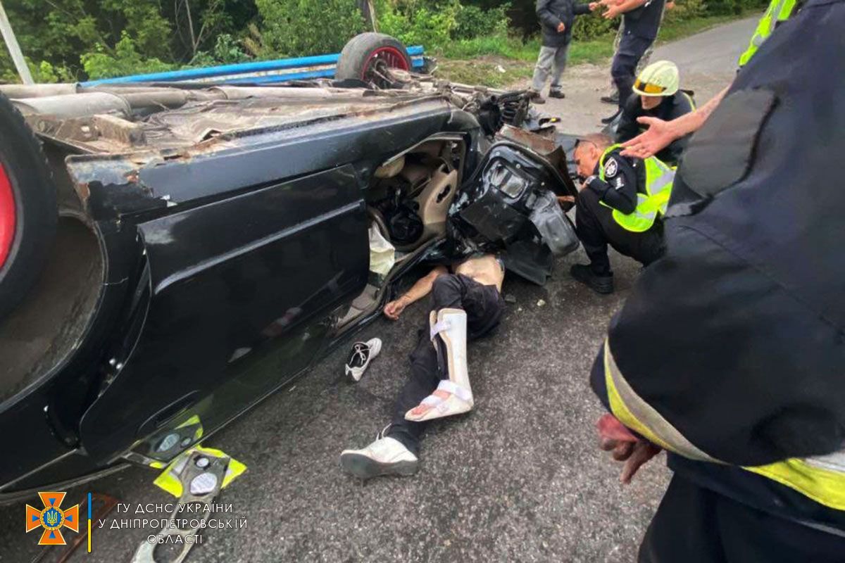 У Дніпрі на Святогірській Jaguar врізався у швидку та Ford: фото та подробиці від рятувальників