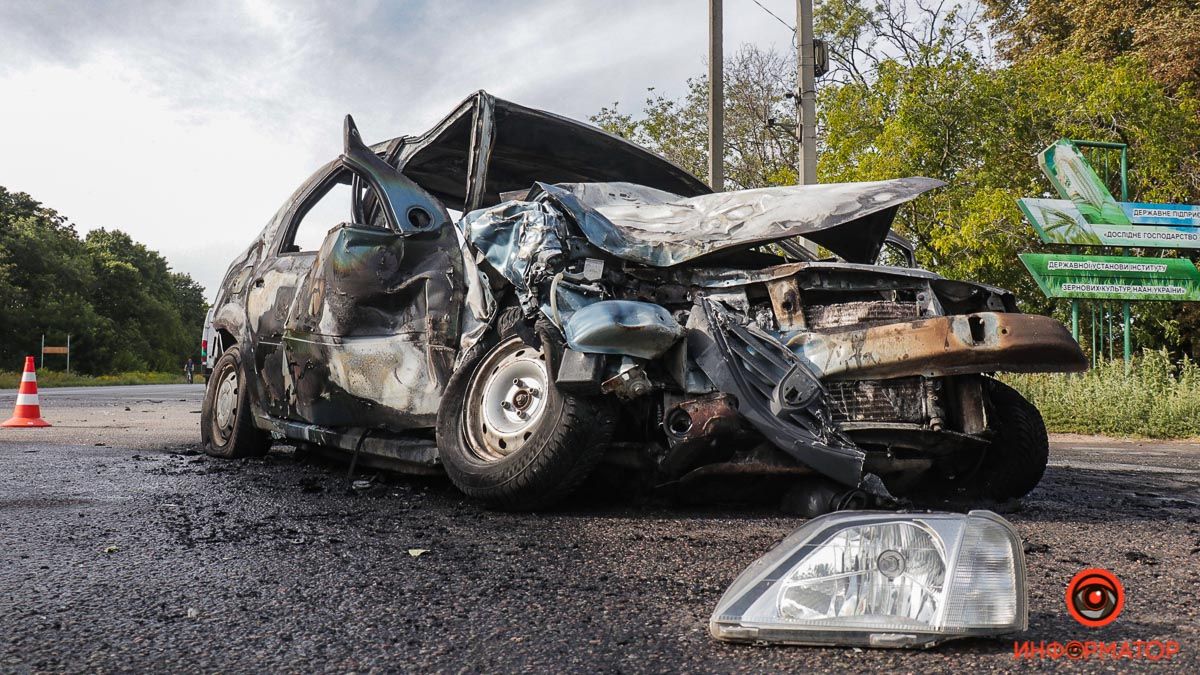 У Дніпрі на Запорізькому шосе Dacia врізалась у Hyundai: одне авто згоріло