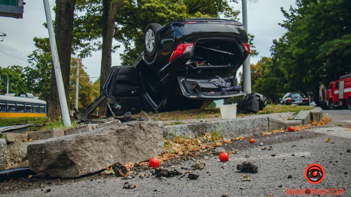 У Дніпрі на Святослава Хороброго перевернувся Hyundai: постраждали дві людини