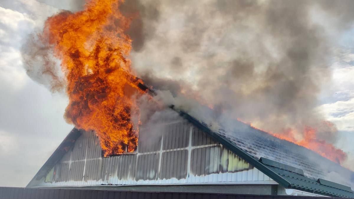 Війська рф вдарили по Нікополю з "Градів" та ствольної артилерії: четверо людей поранені, загорілися будинки