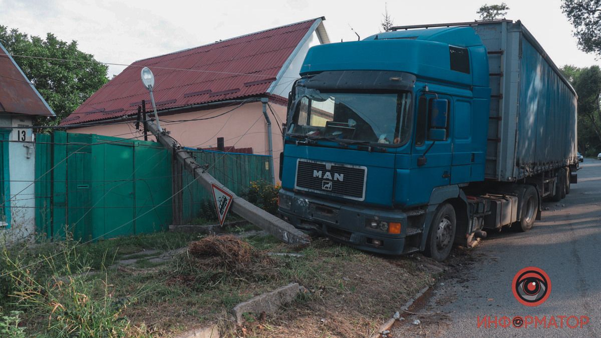 У Дніпрі на Орловській фура знесла три стовпи: обірваний електричний кабель