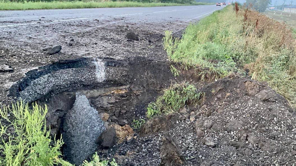 Російські війська вдарили по Нікопольському та Криворізькому районах: пошкодили трасу, підприємство і будинки