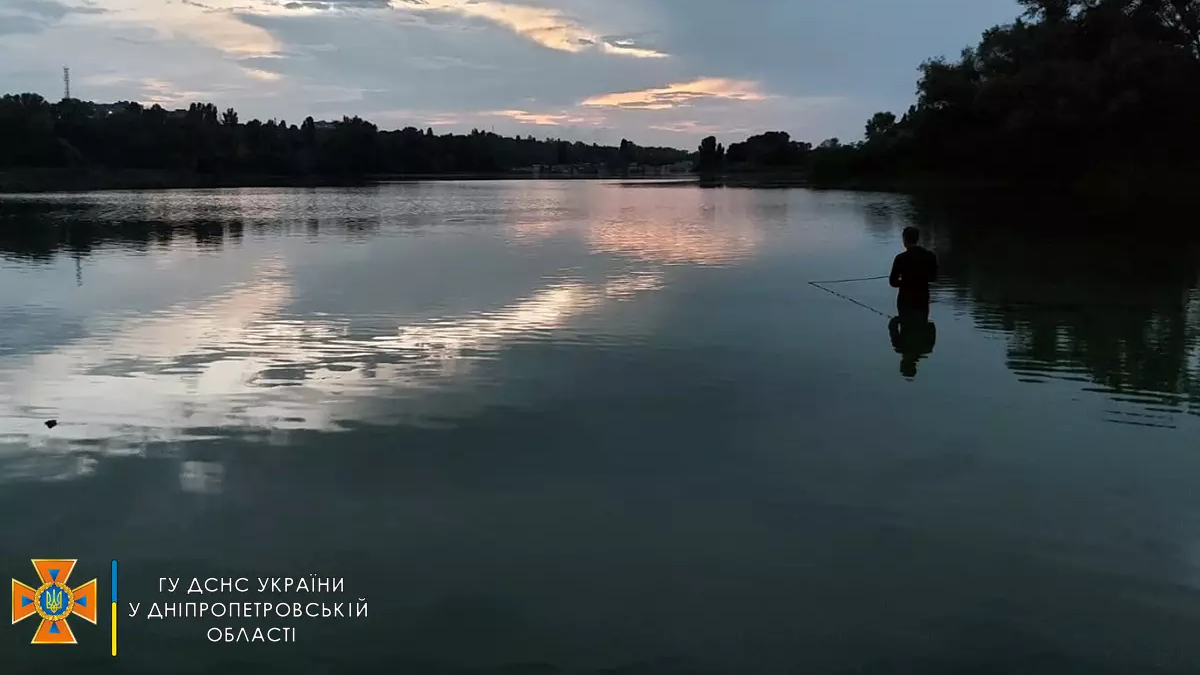 В Каменском из воды достали тело подростка, который пошел купаться и скрылся