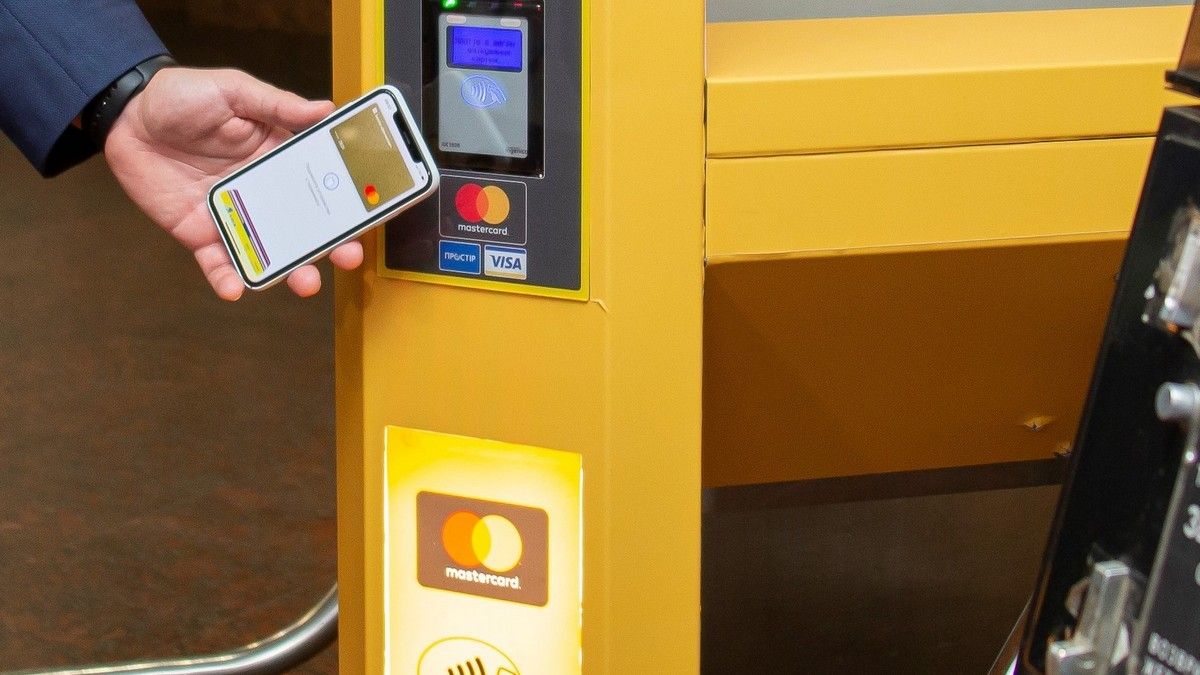 У Дніпрі на всіх станціях метро запрацювала безконтактна оплата проїзду