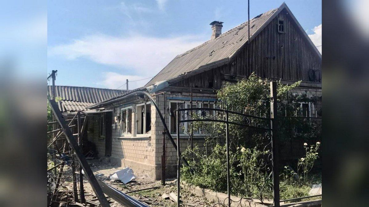 Враг обстрелял марганец из ствольной артиллерии: пострадали 18-летняя девушка и 40-летний мужчина