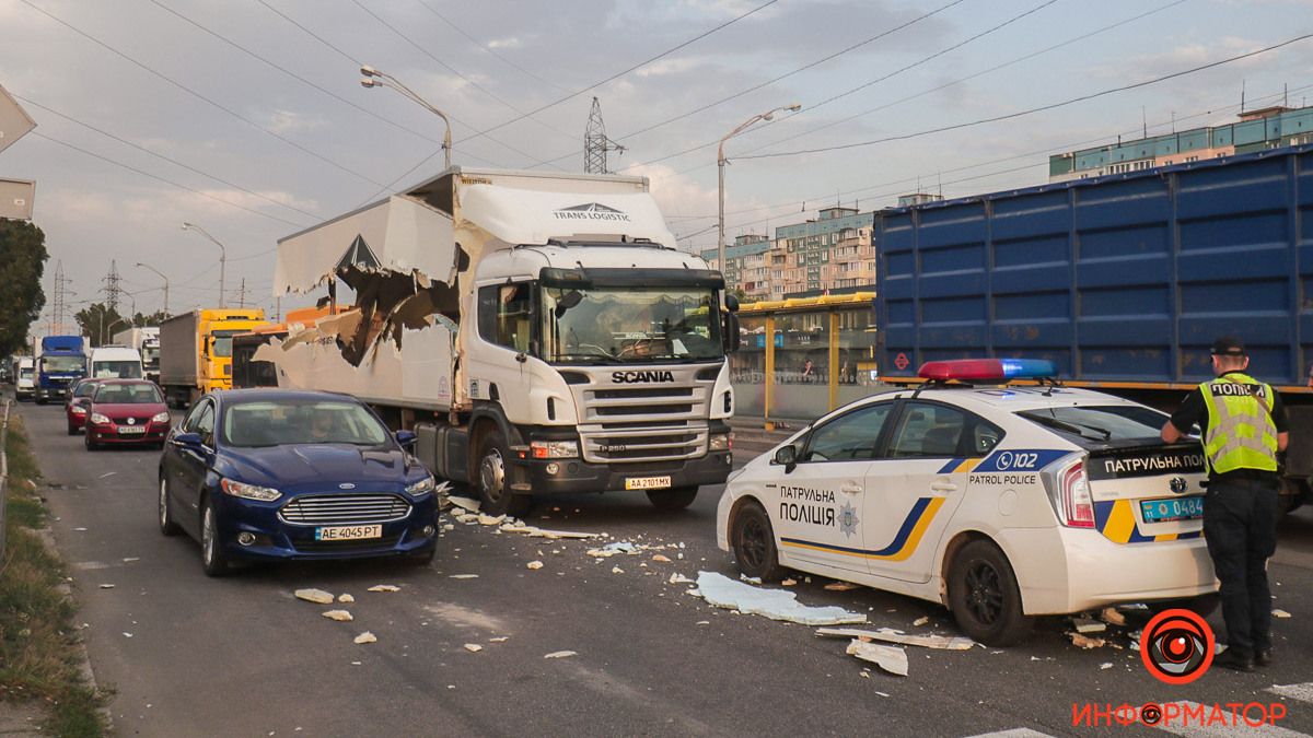 У Дніпрі на Донецькому шосе тягач розтрощив кузов фури та поїхав з місця ДТП