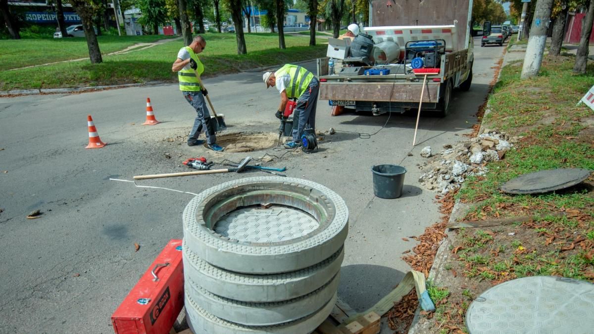 У Кам’янському піднімають каналізаційні люки до рівня дороги: мер Андрій Білоусов перевірив, як проходять роботи