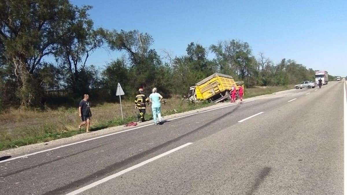 У Дніпропетровській області зіштовхнулися дві вантажівки: один з водіїв загинув