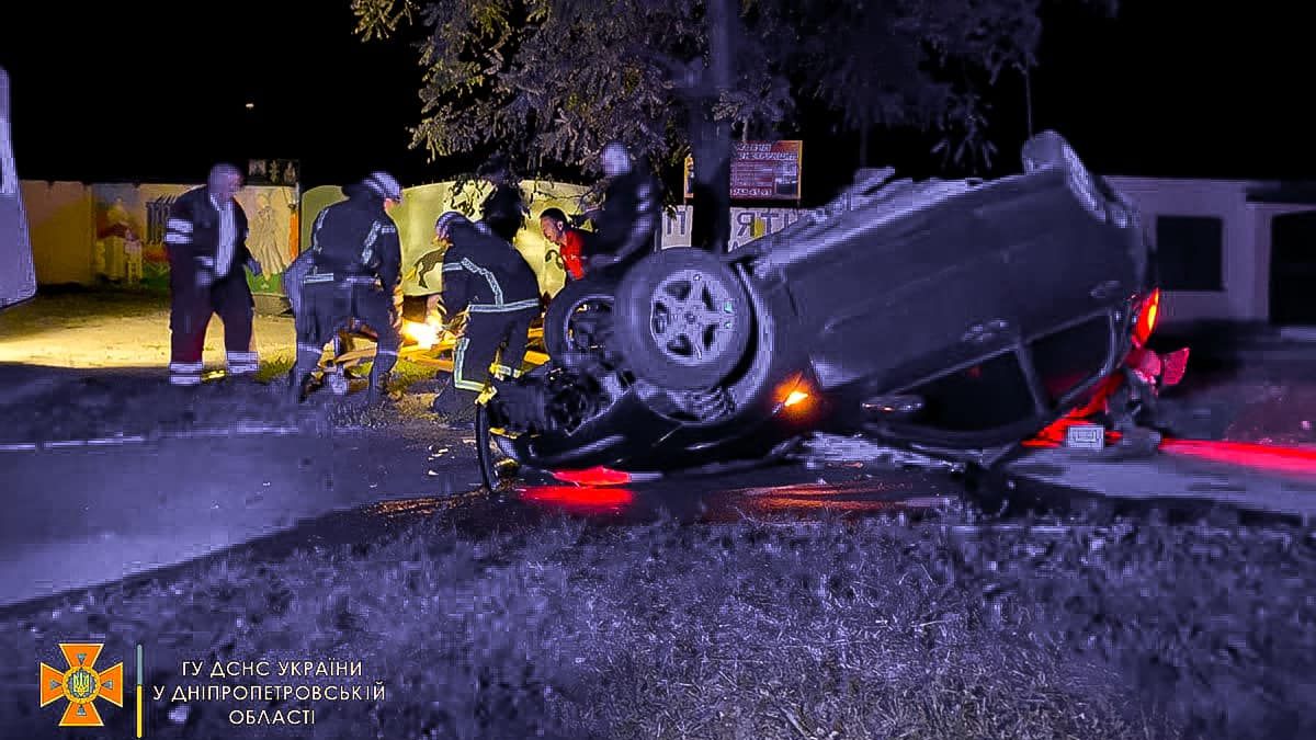 У Дніпропетровській області Ford перекинувся на дах: водія заблокувало в салоні