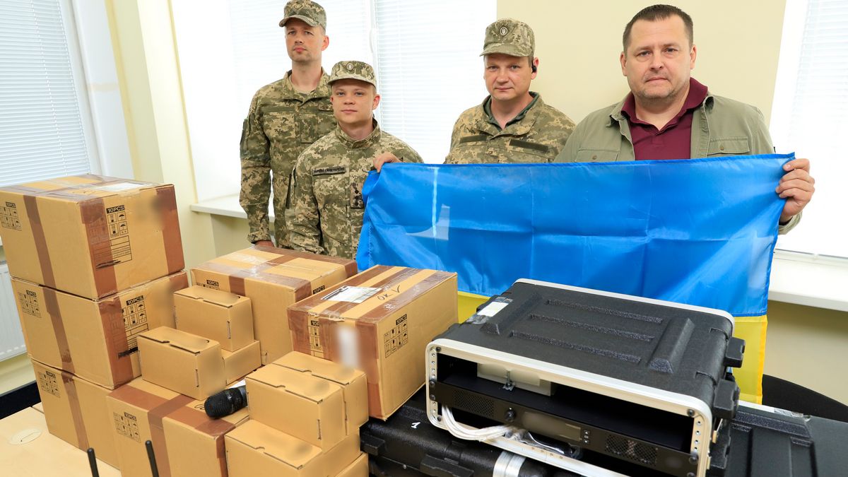 Борис Филатов передал бригаде ТрО Днепра рации и ретрансляторы к ним