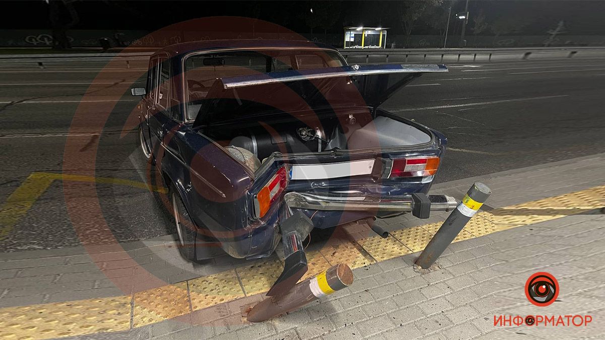 В Днепре на Набережной Победы ВАЗ врезался в столбики на остановке