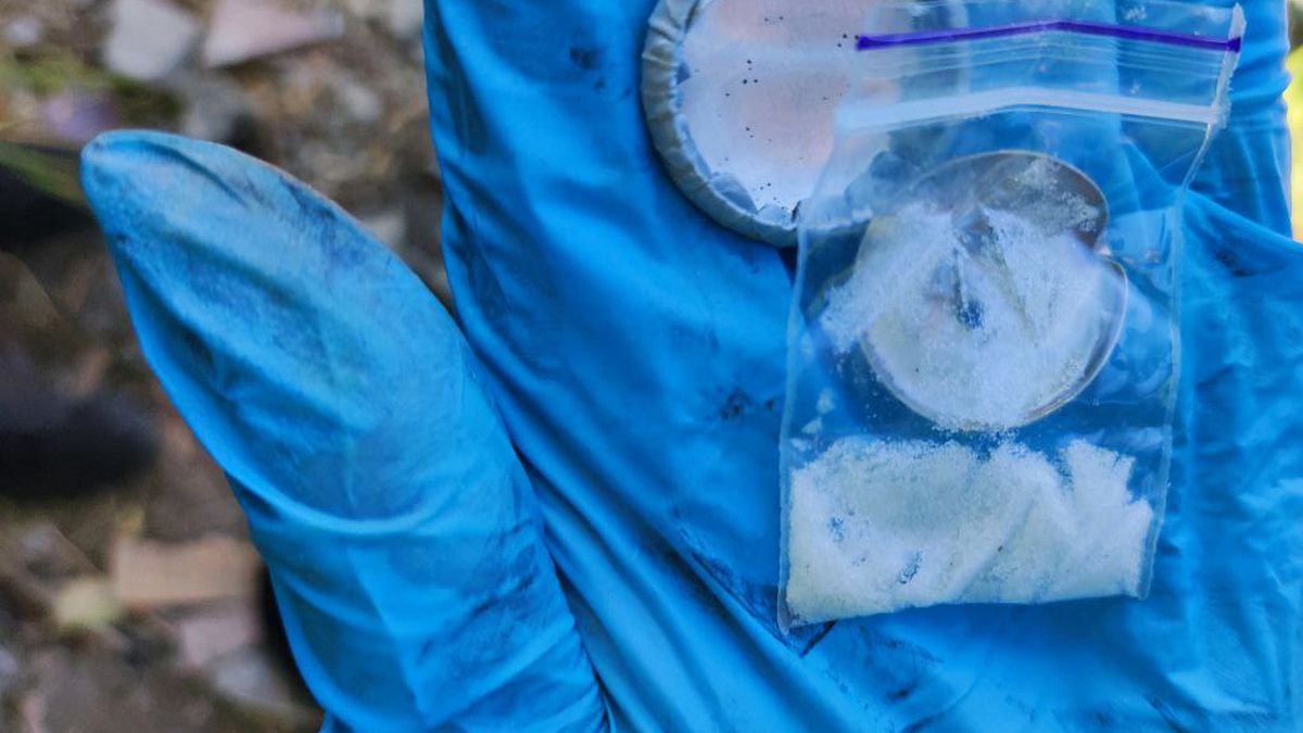 У Дніпрі два чоловіка ховали наркотики у ґудзиках