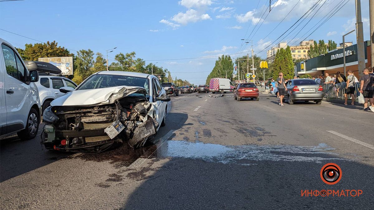 У Дніпрі на Набережній Заводській біля McDonald's зіштовхнулися два Hyundai: постраждали три людини, утворився затор