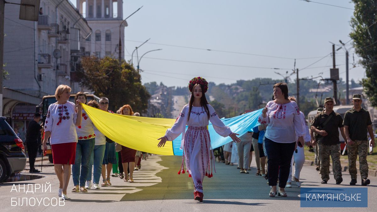 Возложение цветов, награждение и патриотическая акция: как в Каменском почтили память защитников
