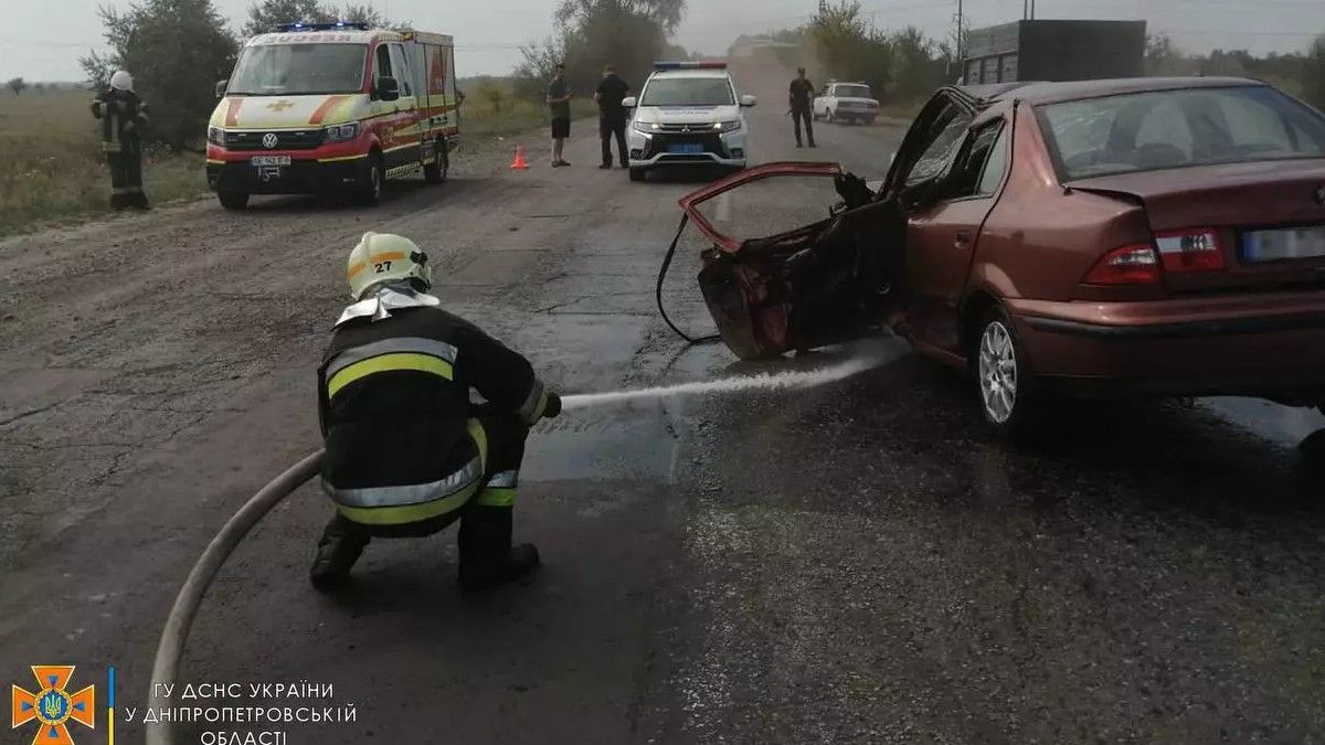 У Дніпропетровській області Samand зіштовхнувся з вантажівкою: двох людей затиснуло у салоні